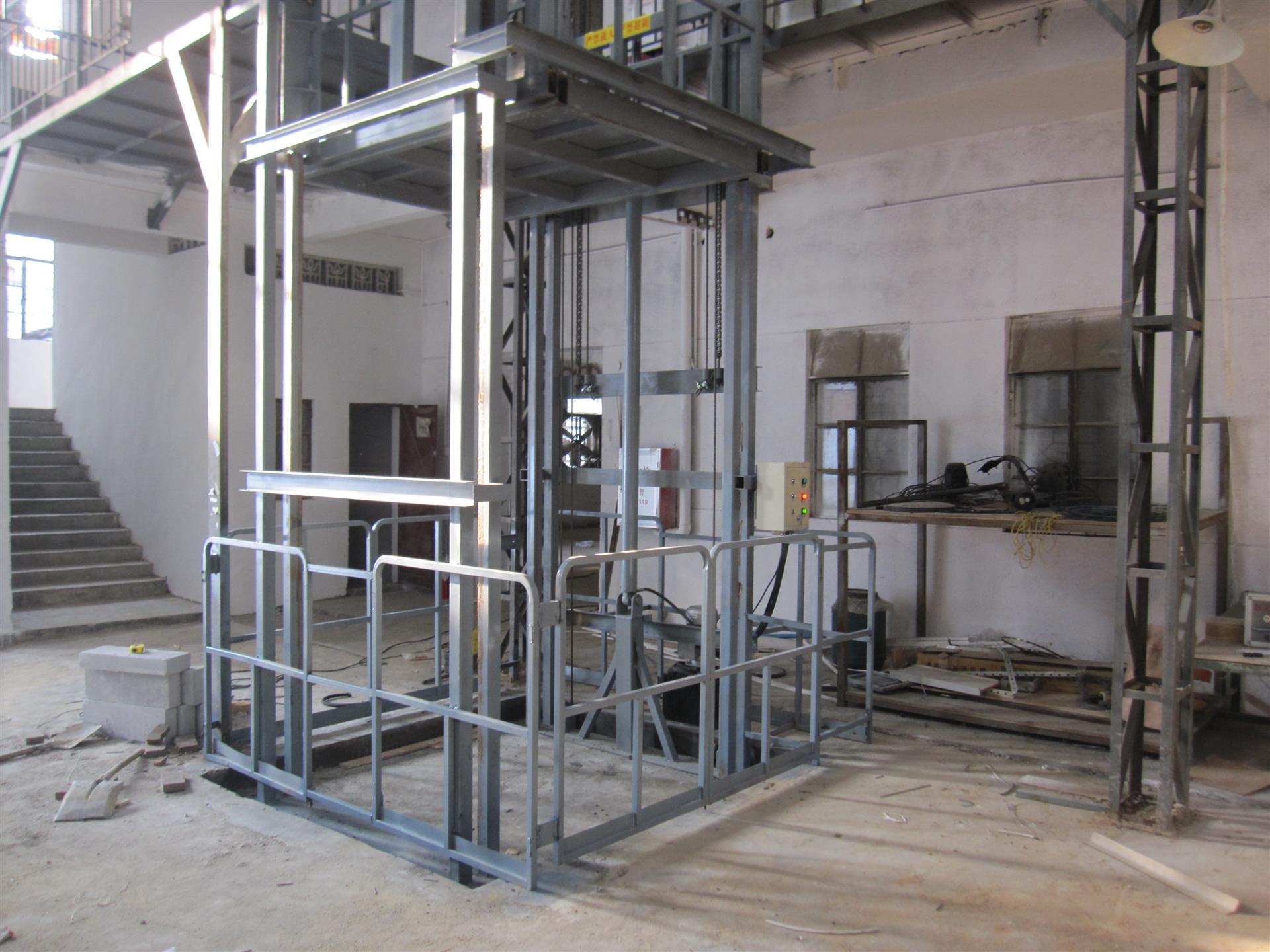 成都液壓升降平臺的工作原理及特點